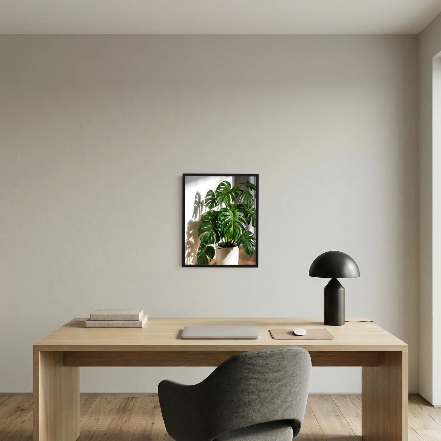 Gerahmtes Hochformat-Poster mit Monstera-Pflanze in hellem Topf, schwarzer Rahmen