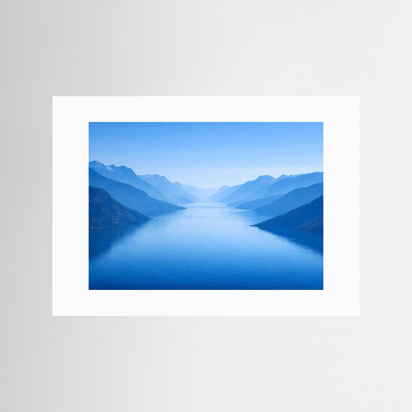 Naturposter im Querformat mit blauem Fjord im weißen Passepartout
