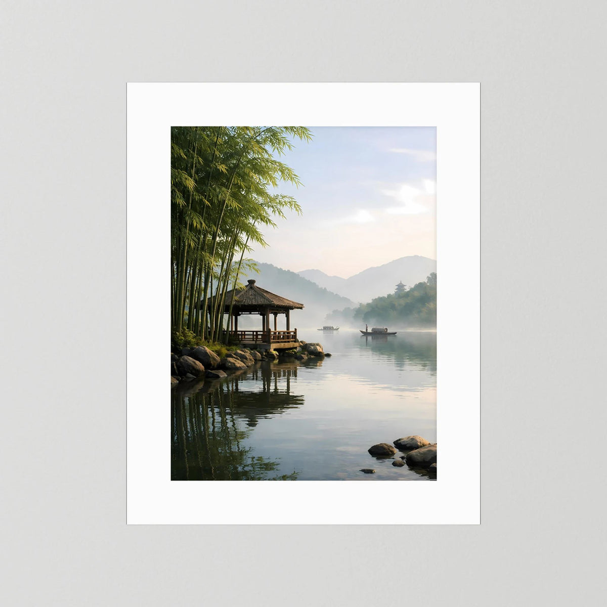 Hochformat-Wandbild mit weißem Passepartout: Bambusflussufer und Pavillon im Dunst