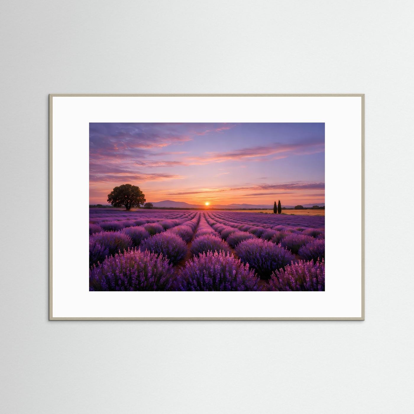 Natur-Poster Querformat mit Lavendelfeld und Sonnenuntergang, hellbraunem Rahmen und weißem Rand