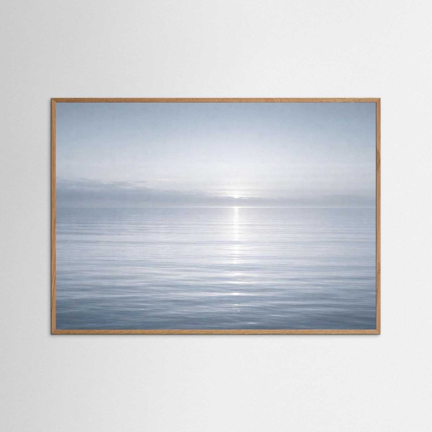 Meerpanorama-Poster im naturfarbenen Holzrahmen mit nebligem Horizont, Querformat