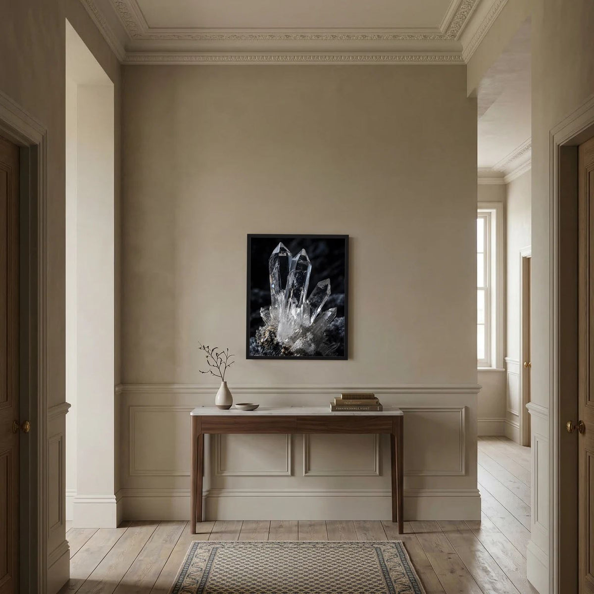 Bergkristall-Quarz Poster im schwarzen Rahmen, hochformat mit glänzenden Kristallen