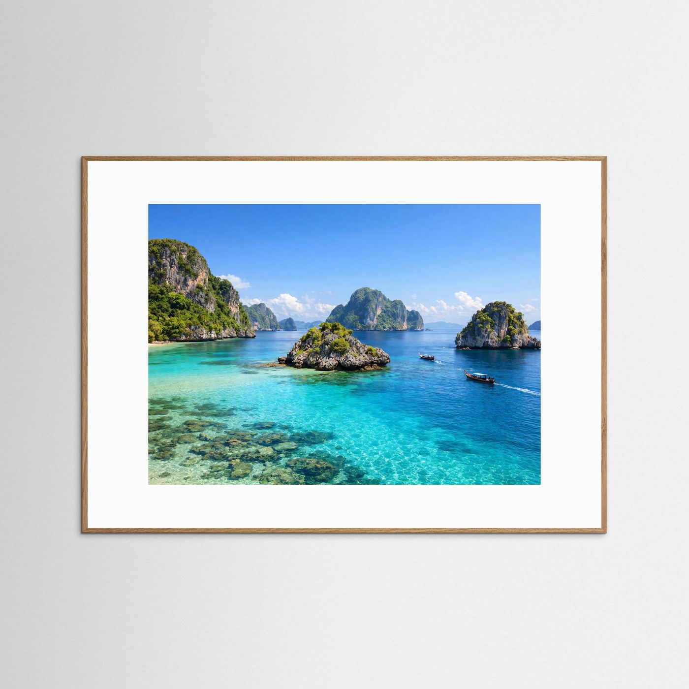Gerahmtes Panorama-Meerposter im braunen Holzrahmen: türkisblaues Wasser und Insel-Felsen