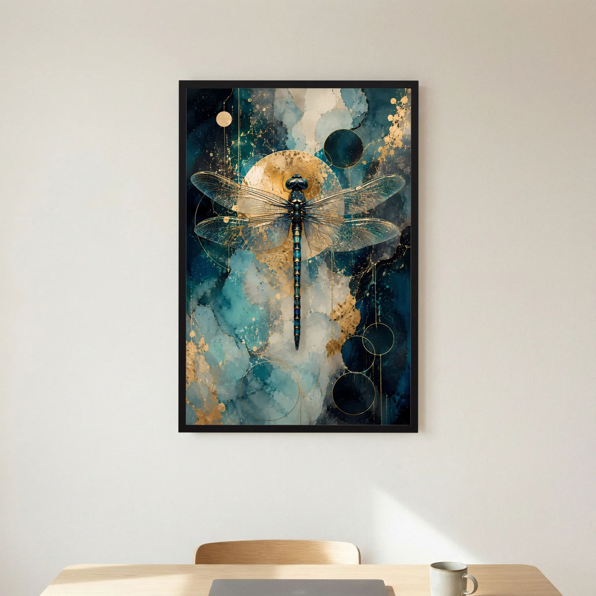 Hochformatiger Kunstdruck mit Libelle in Petrol, Blau und Gold ohne sichtbaren Rahmen