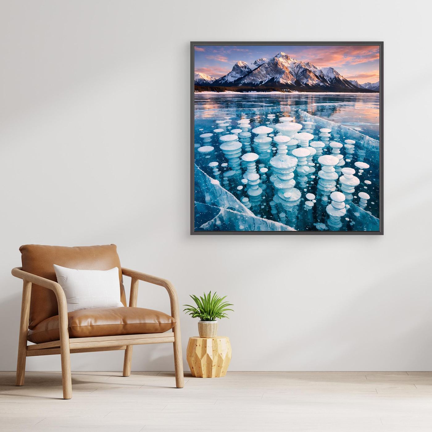 Leinwandbild mit schwarzem Rahmen: gefrorene Blasen im See, blaue Eisschollen und Berge