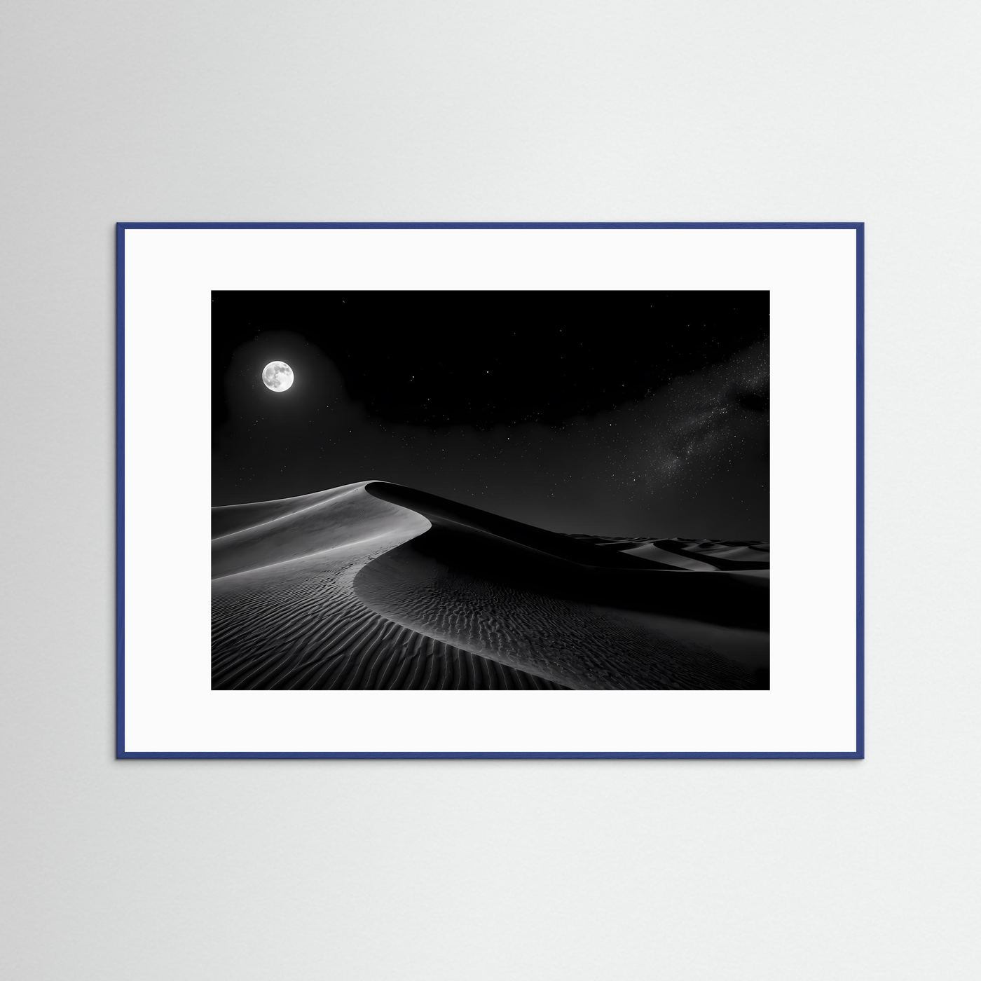 Querformat-Poster mit schwarzweißem Mondlicht über Sanddünen, blau gerahmt