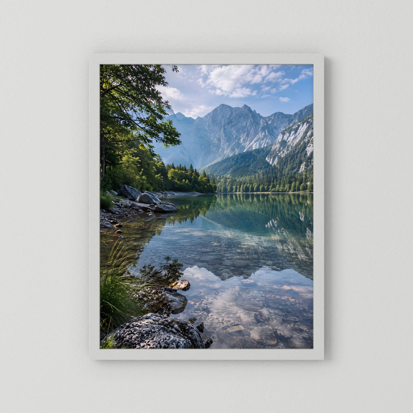 Weiß gerahmtes Hochformat-Landschaftsposter mit Bergsee und Bergkulisse