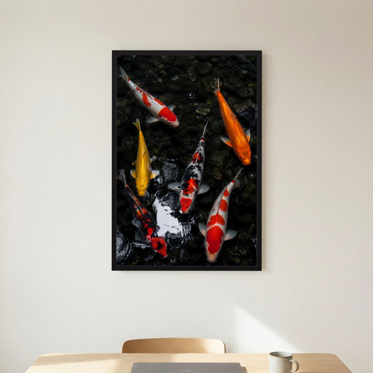Poster mit Koi-Fischen im dunklen Teich, hochkant, schwarzer Rahmen