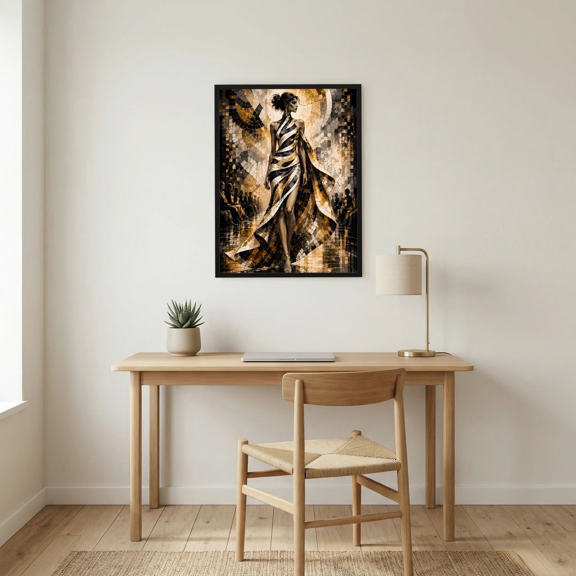 Gerahmtes Hochformat-Poster mit Frauendarstellung in Schwarz, Weiß und Gold