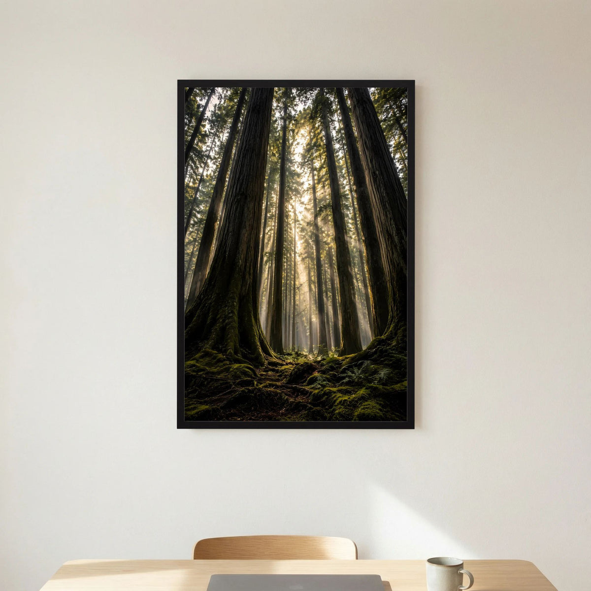 Hochformat-Poster mit hohen Bäumen, Licht am Waldboden, schwarzer Rahmen