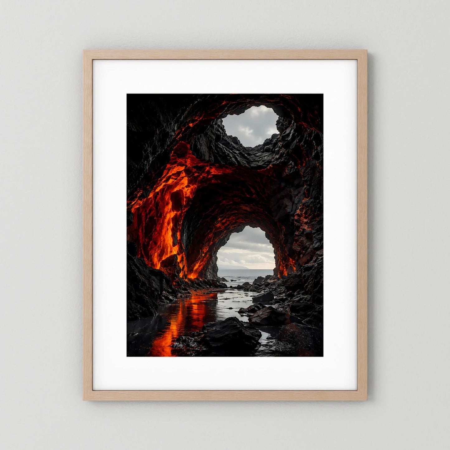 Poster im Hochformat mit hellem Holzrahmen und weißem Rand: glühende Lavahöhle