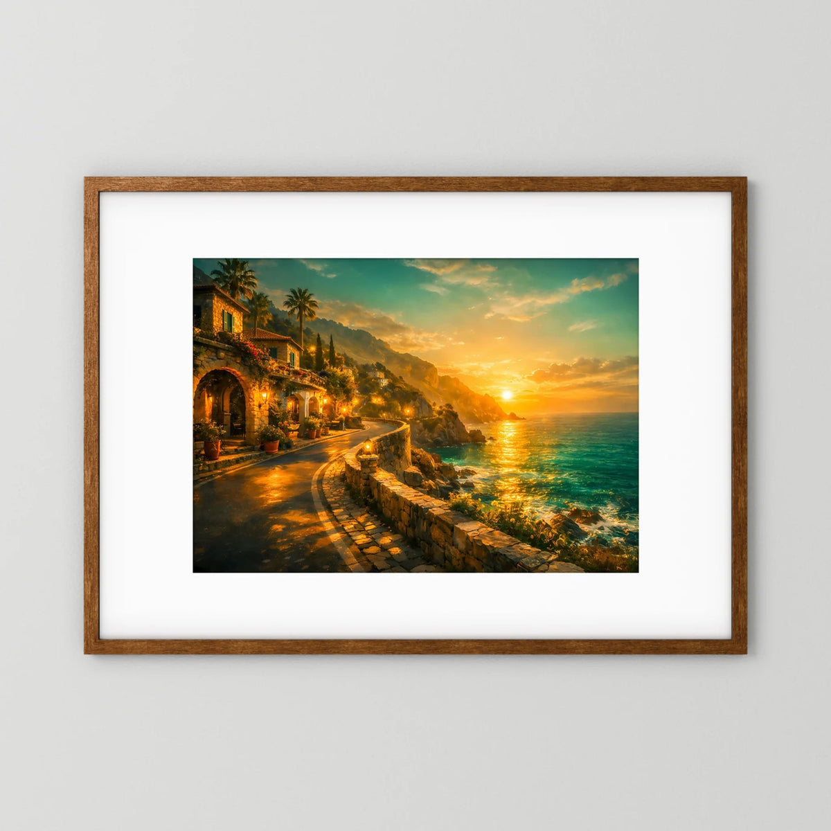 Wandbild mit braunem Holzrahmen: Küstenstraße am Meer im goldenen Sonnenuntergang, quer