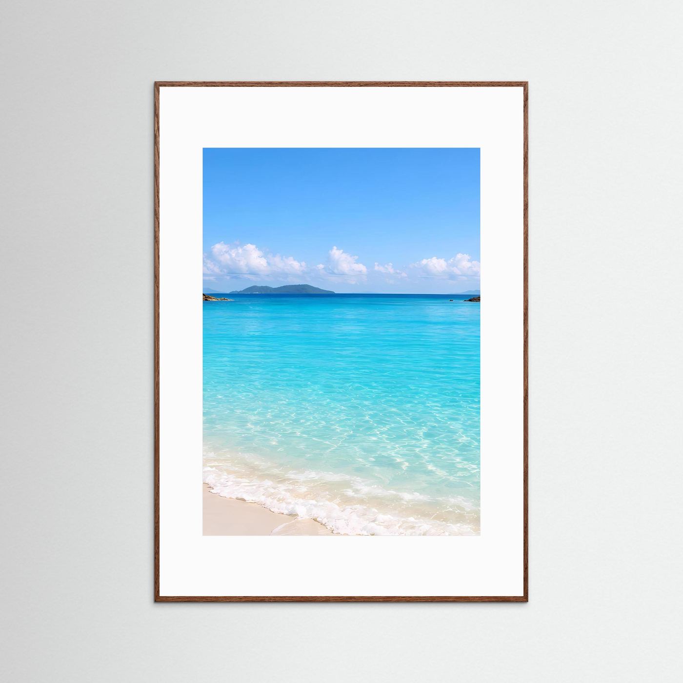 Poster mit Strandfoto: türkisfarbenes Meer, Sandstrand und Himmel, mit braunem Rahmen