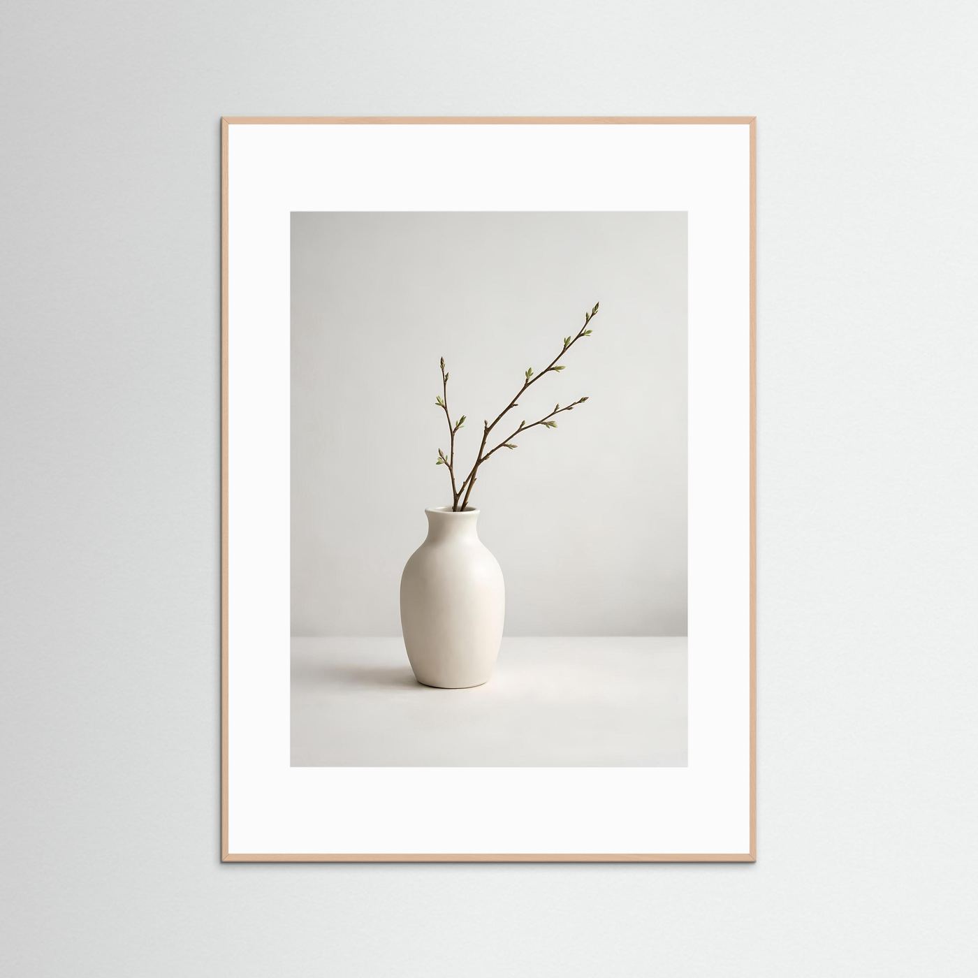 Stillleben-Poster mit cremeweißer Vase und Frühlingszweig, brauner Rahmen, Hochformat