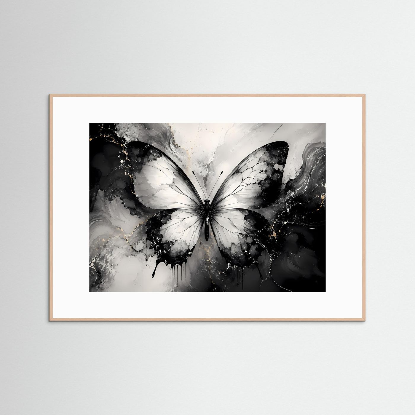Gerahmtes Wandbild mit abstraktem Schwarzweiß-Schmetterling im hellen Holzrahmen
