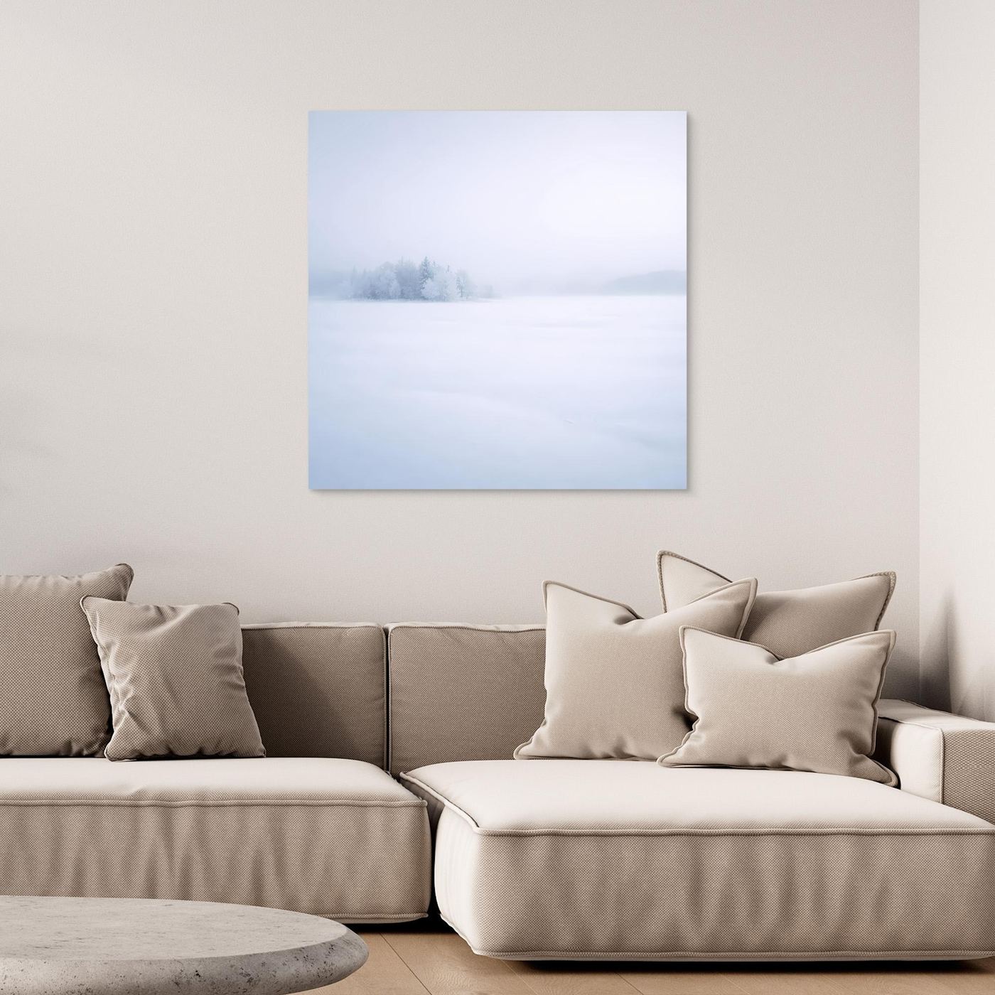 Leinwandbild Wintersee im Nebel, verschneite Landschaft ohne sichtbaren Rahmen