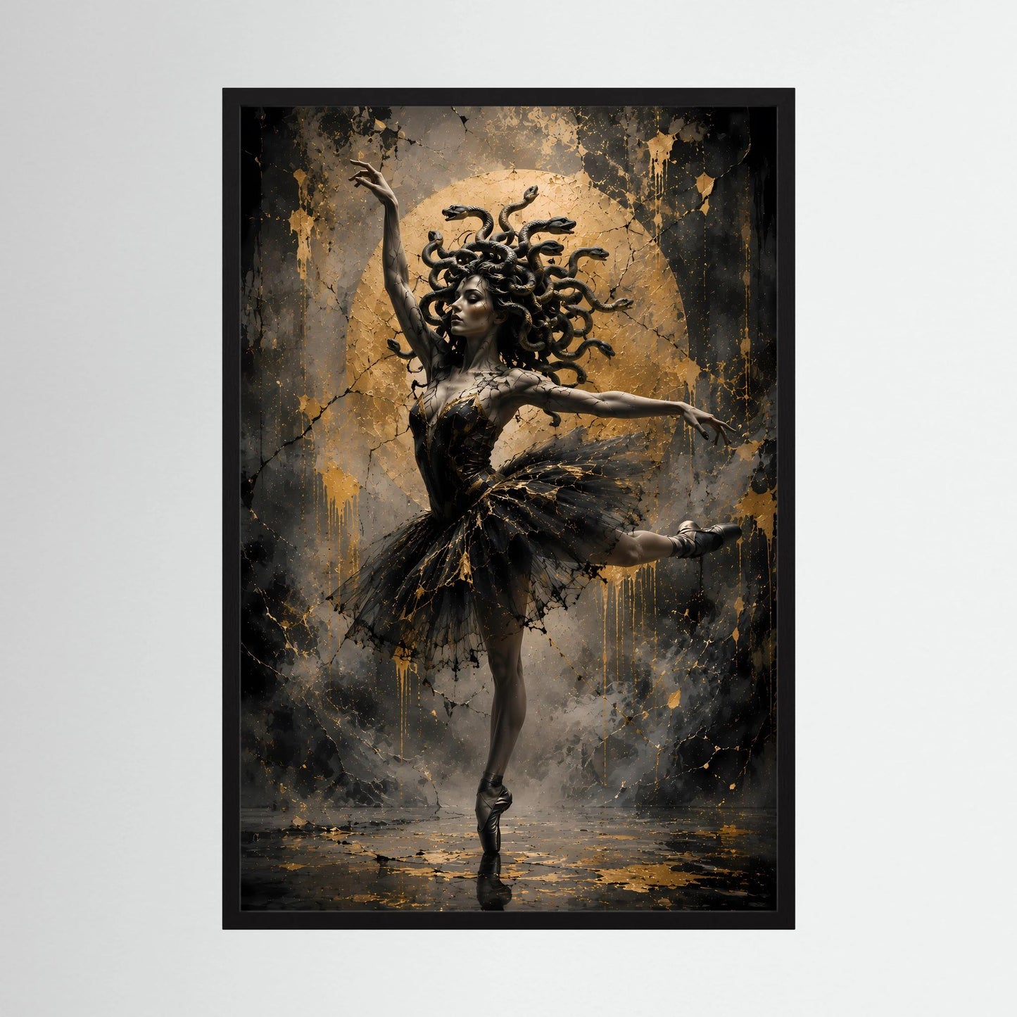 Hochformat-Poster mit schwarzem Rahmen: tanzende Ballerina mit Schlangenhaaren, Schwarz-Gold