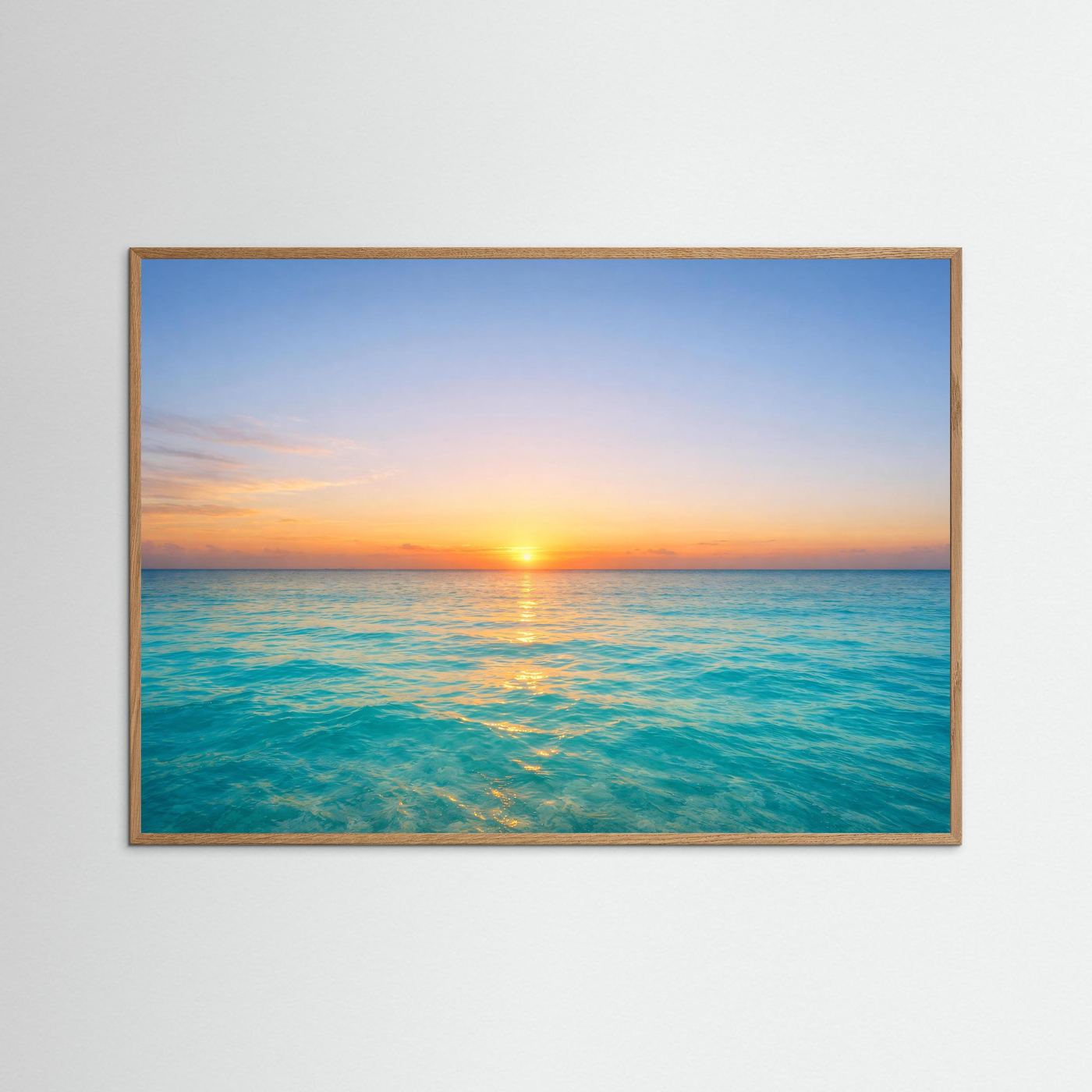 Poster im Querformat mit goldbraunem Holzrahmen: Sonnenuntergang über dem Meer