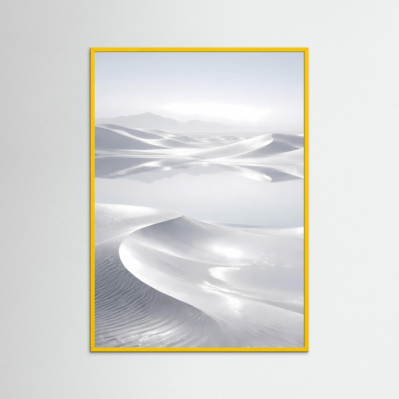 Wüstenposter mit abstrakter Dünenlandschaft in Weiß und Grau, gelber Holzrahmen
