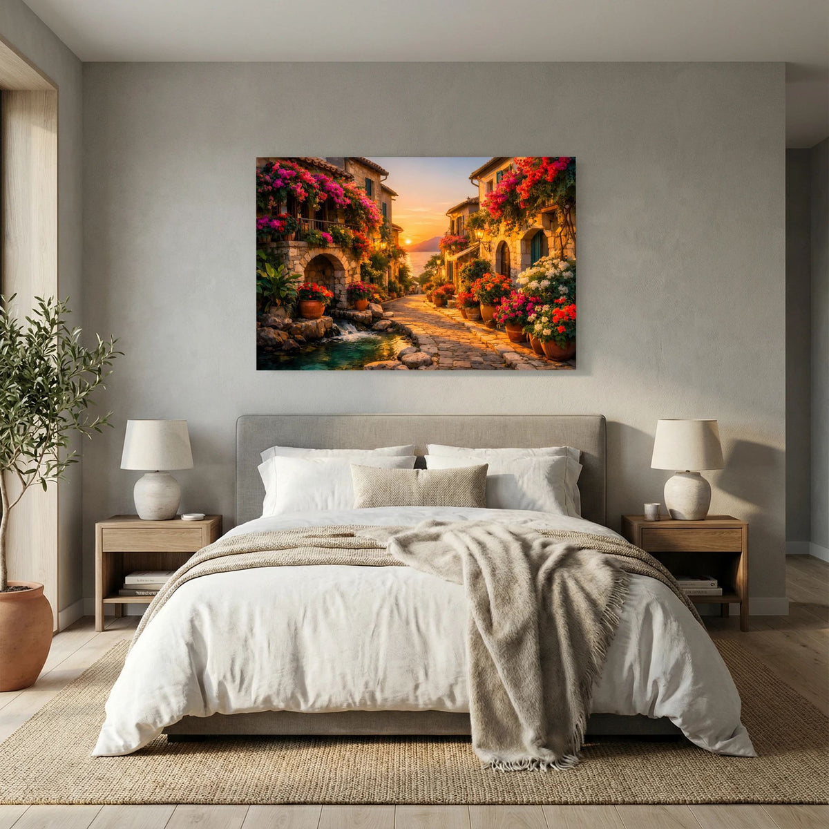 Wandposter einer mediterranen Gasse mit blühenden Pflanzen und Abendsonne