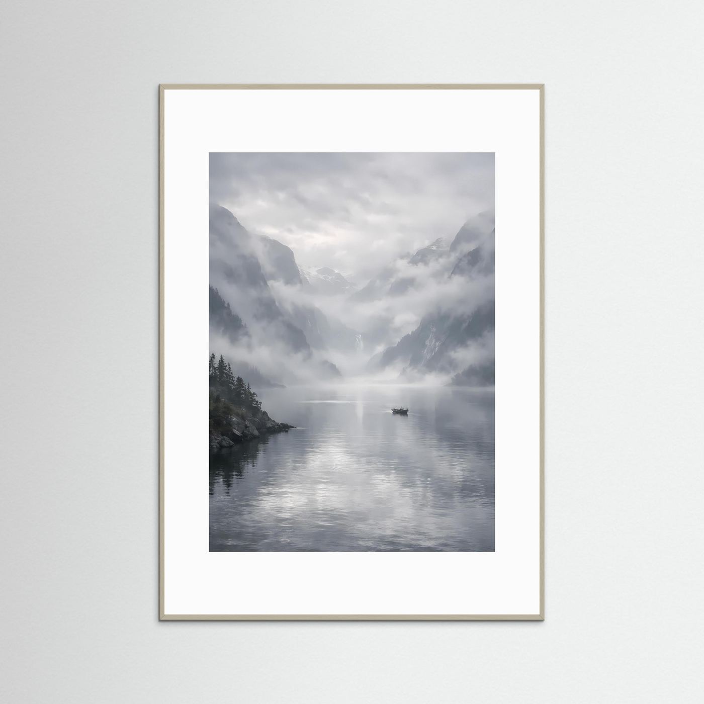 Gerahmtes Wandposter mit Fjordlandschaft, Bergen und Boot im Nebel, hellbrauner Rahmen