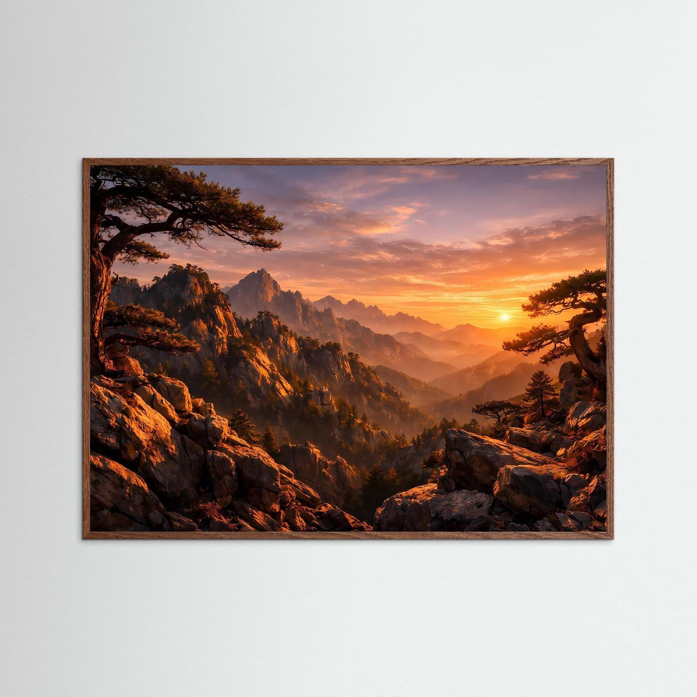 Wandposter mit Alpenlandschaft im Sonnenuntergang, braune Holzrahmung