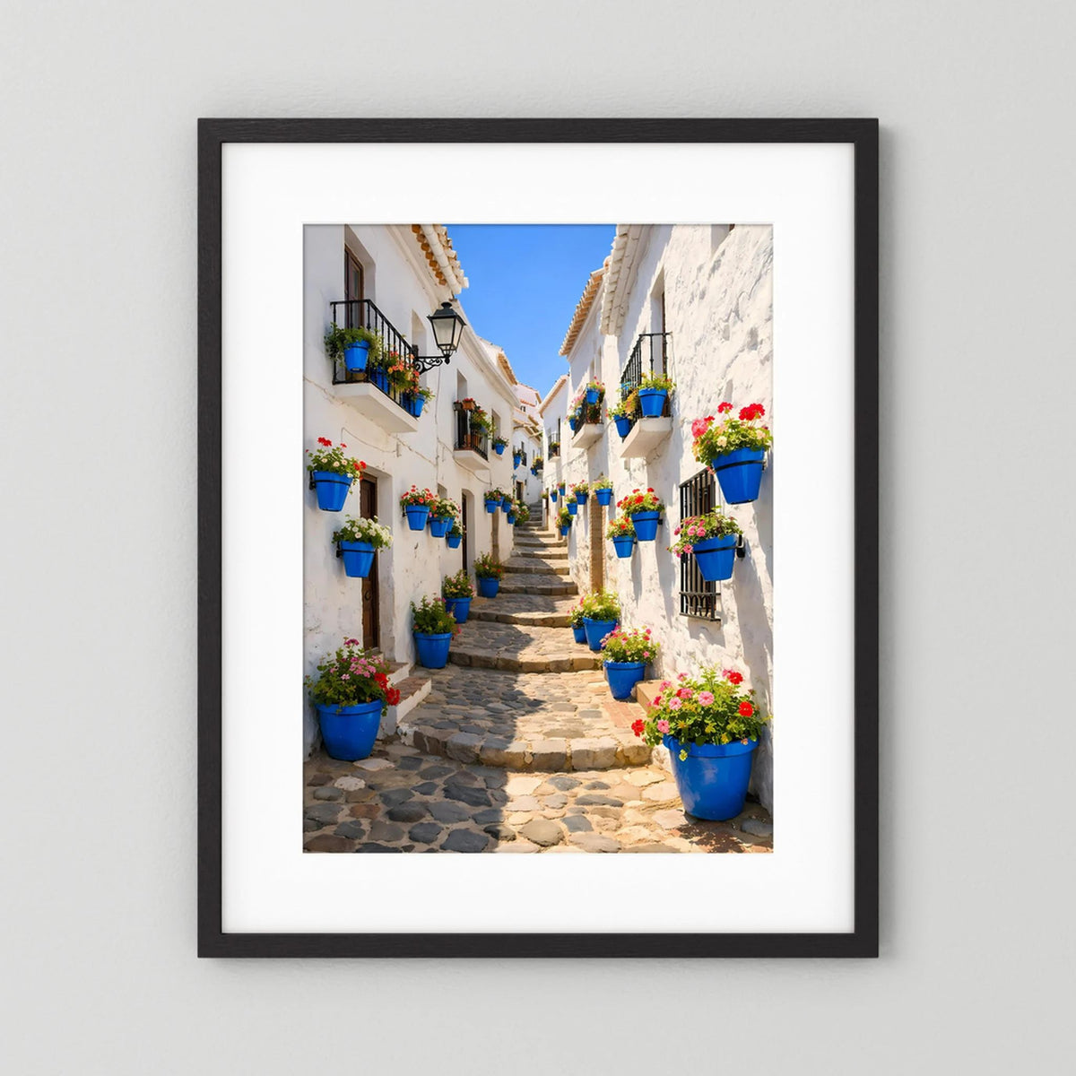 Hochformatiges Wandbild mit schwarzem Rahmen und weißem Rand: Gasse mit blauen Töpfen