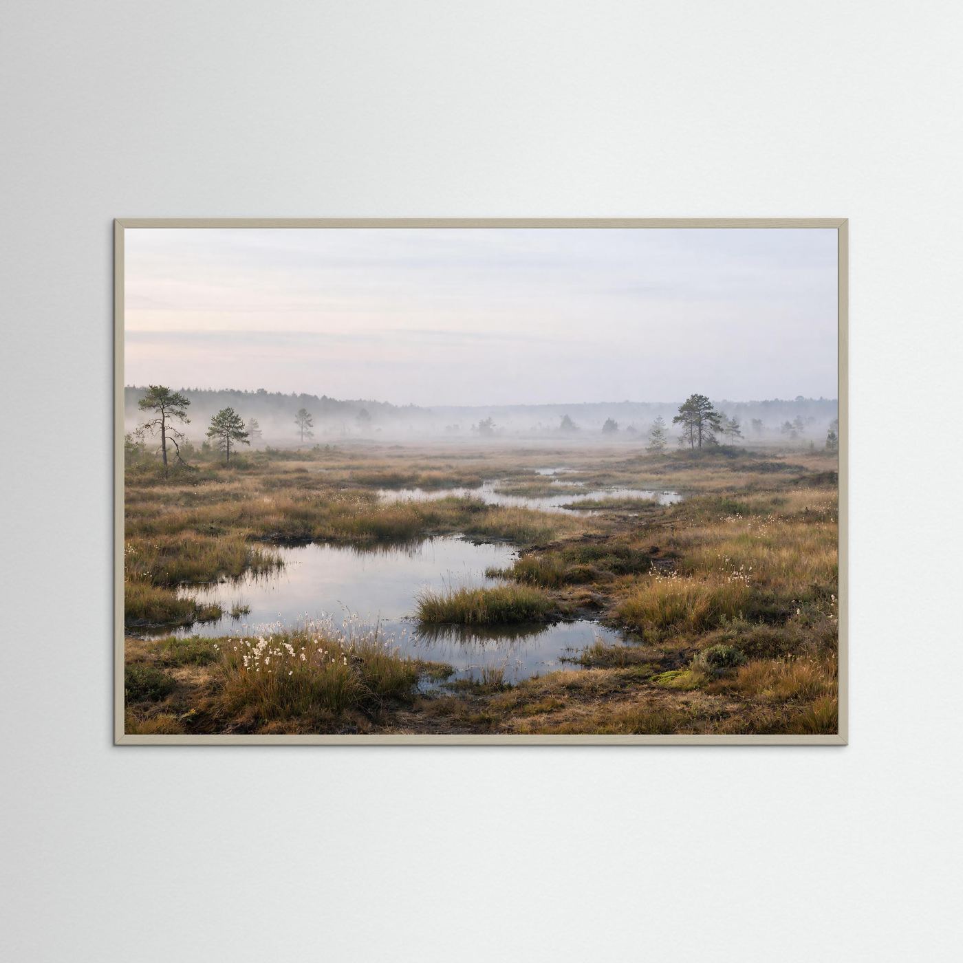 Querformat-Poster mit grauem Holzrahmen: Moorlandschaft im Morgennebel, Wasser und Schilf