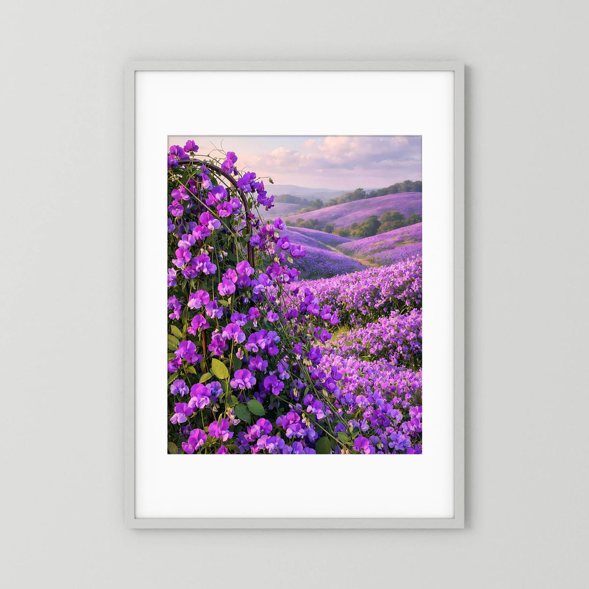 Gerahmtes Poster: lila Blumen im Hügelland, weißer Rahmen, Hochformat