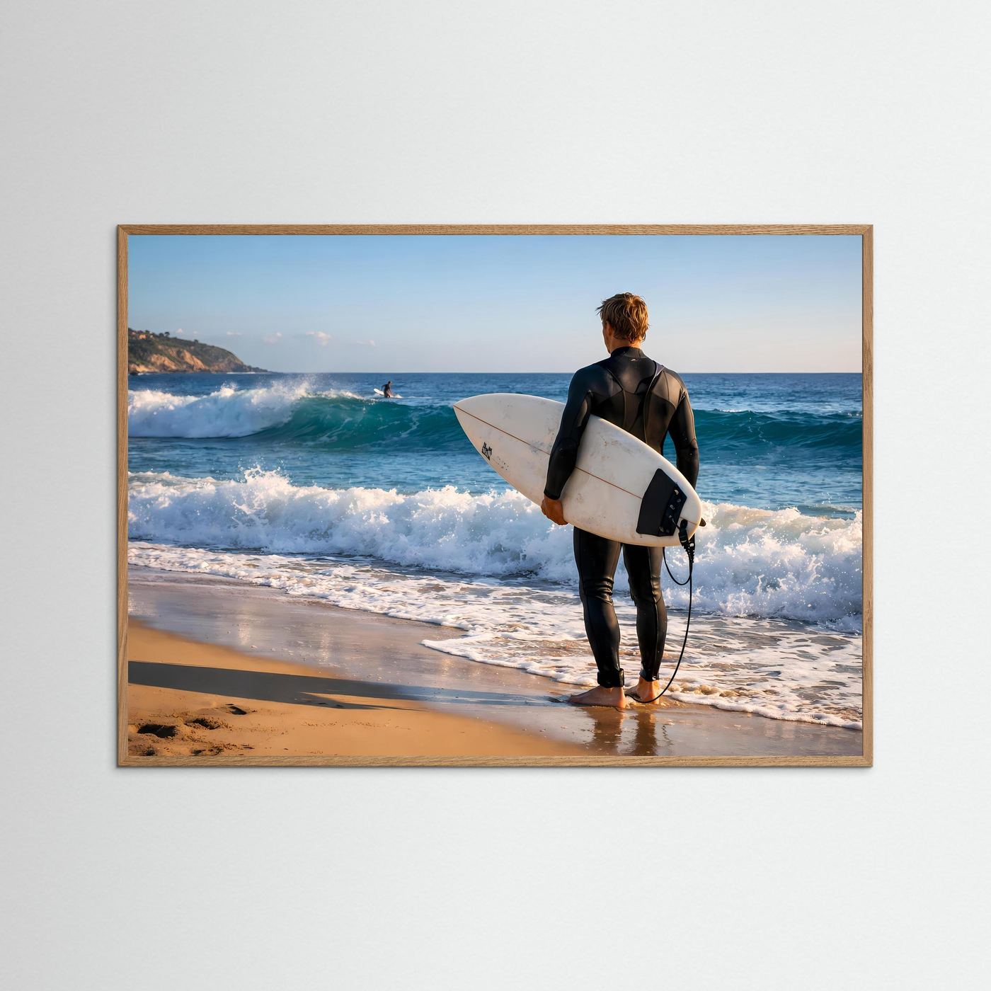 Surfer-Poster im Querformat mit Ozeanmotiv und braunem Holzrahmen