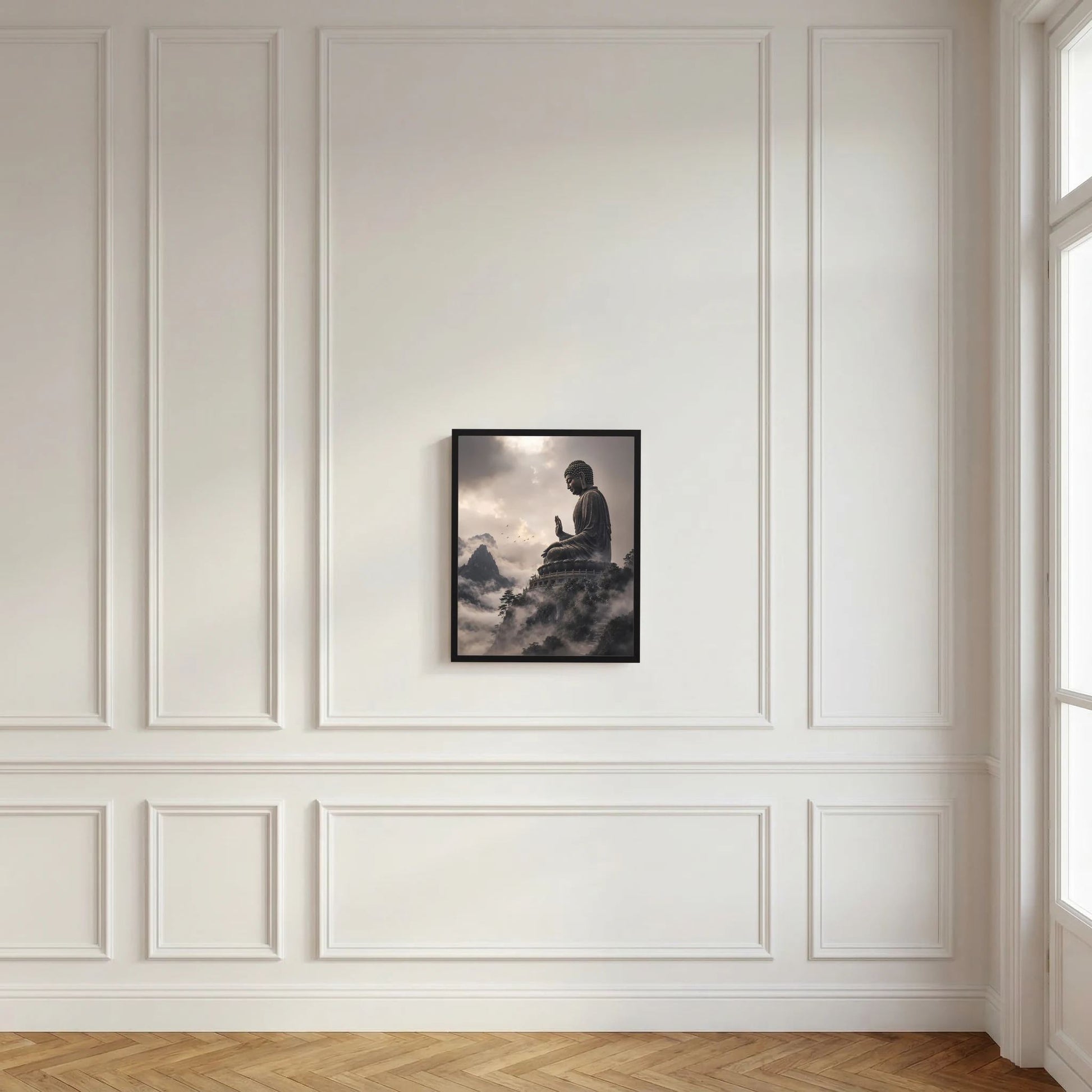 Gerahmtes Wandposter im Hochformat mit sitzendem Buddha, betenden Händen und nebliger Kulisse