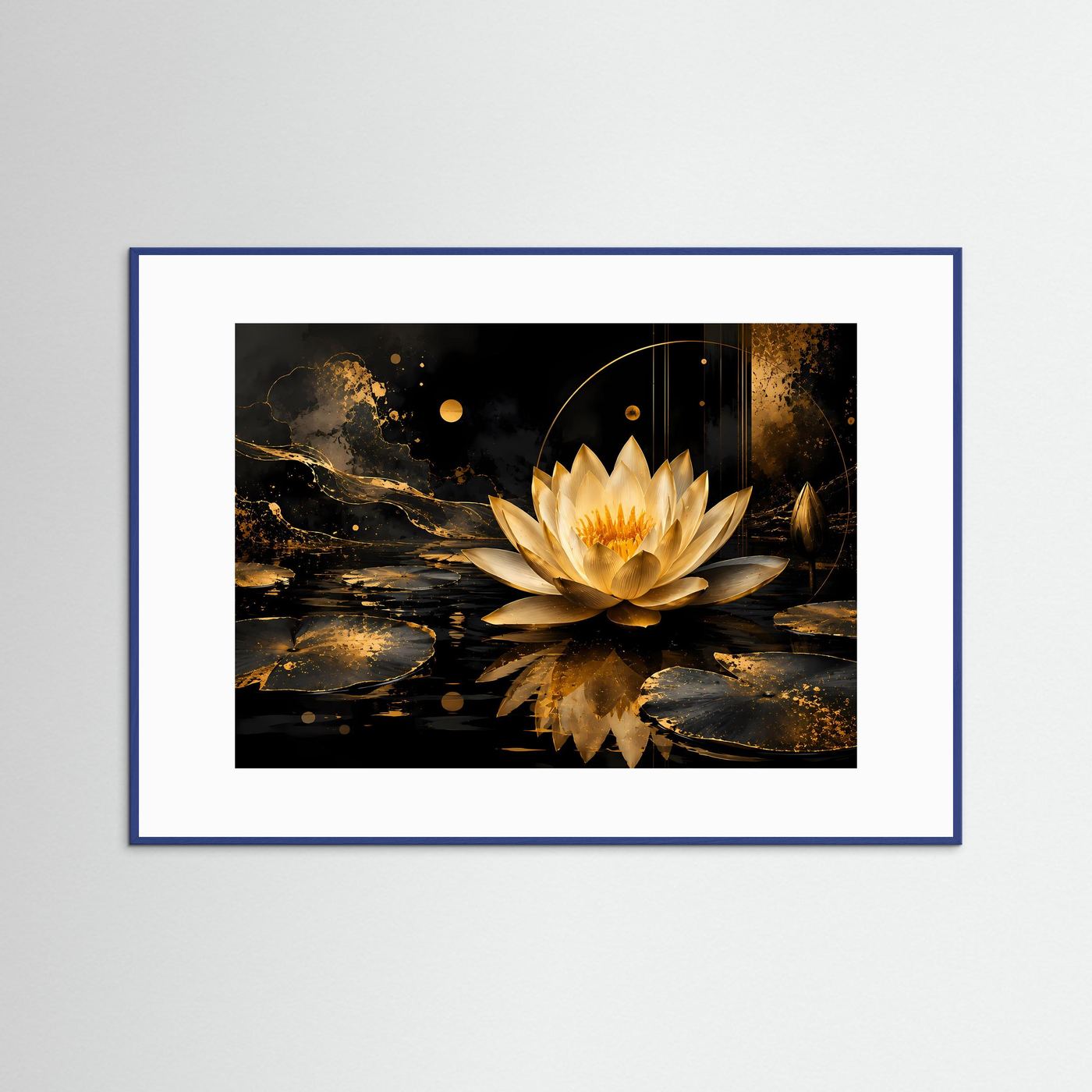 Gerahmtes Querformat-Poster: goldene Lotusblüte auf dunklem Wasser, mit weißem Passepartout