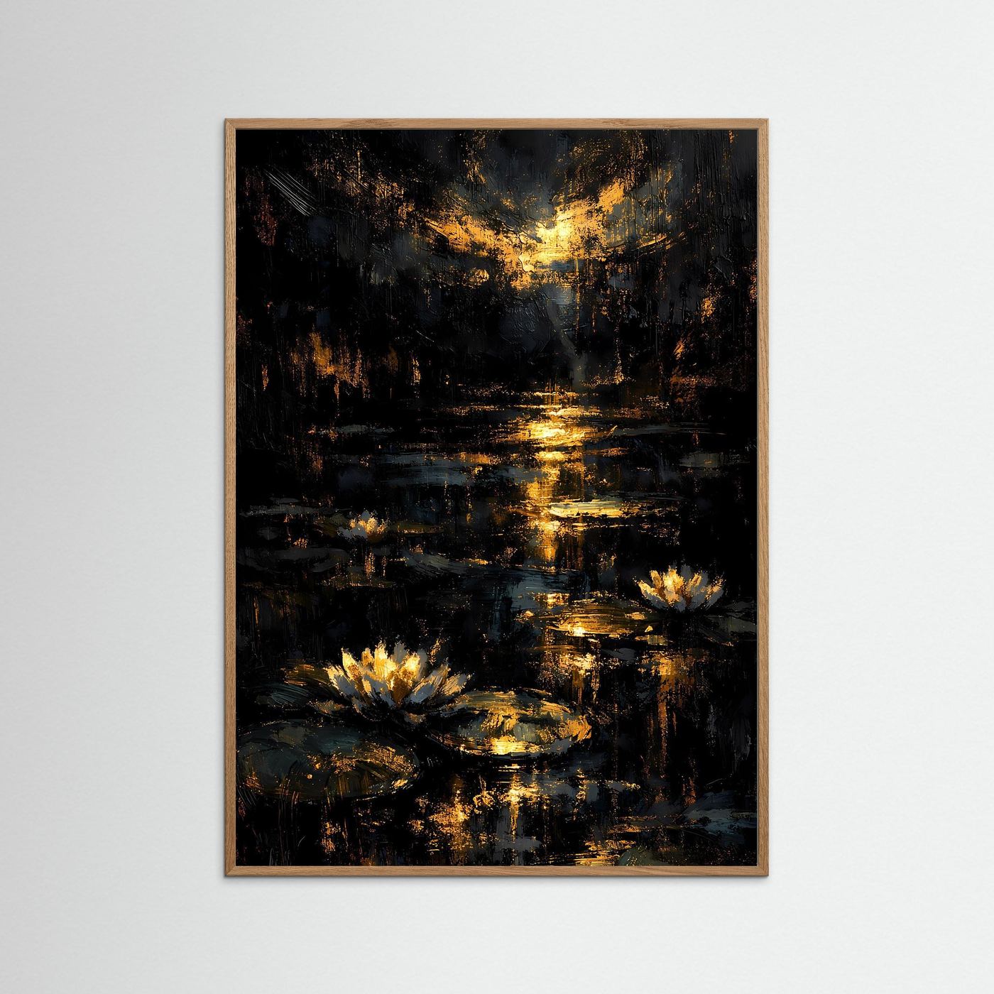 Abstraktes Seerosenteich-Poster im hellbraunen Holzrahmen, goldschimmernde Spiegelungen und Blüten