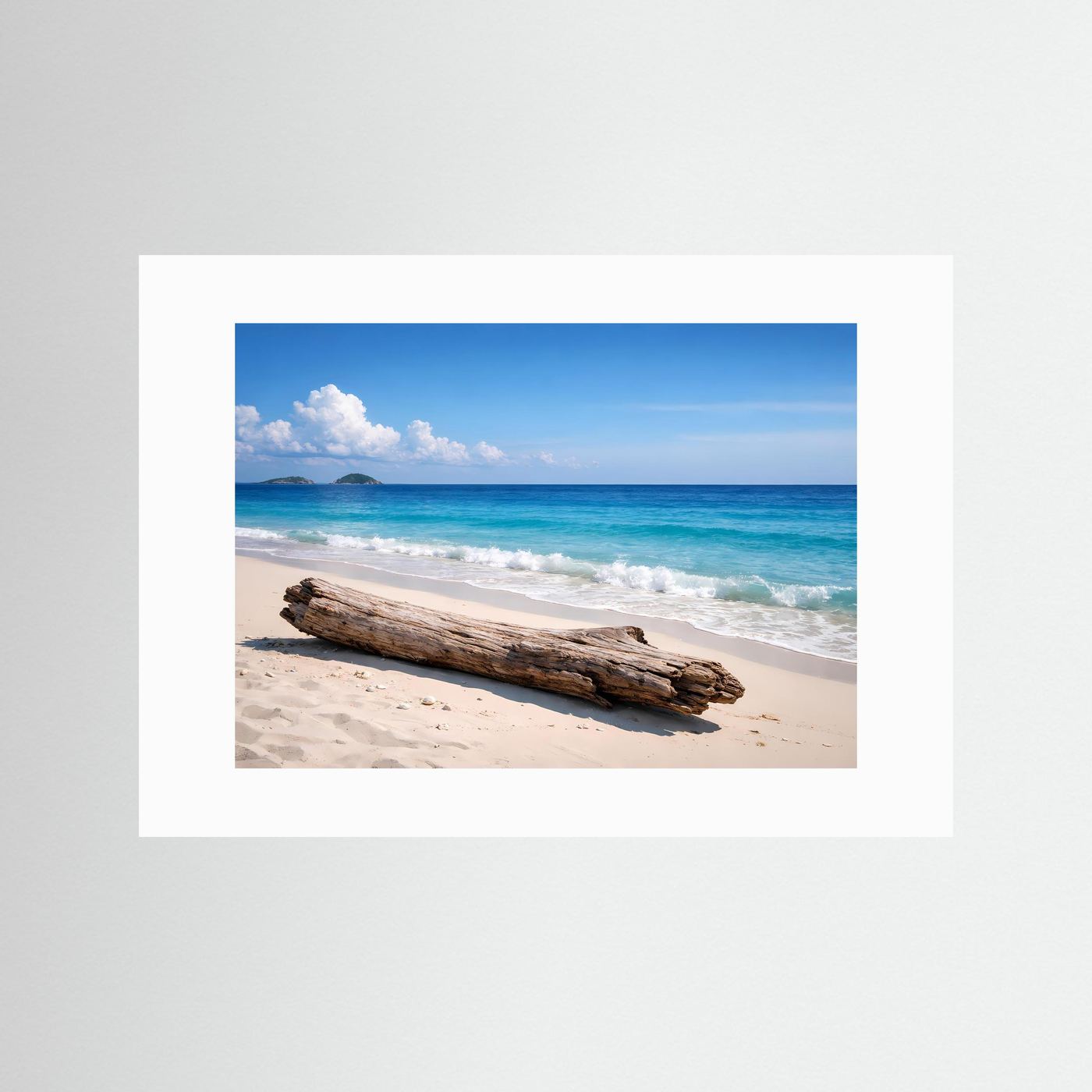 Meer-Naturposter mit Treibholz am Strand, Panorama, weißer Rahmen