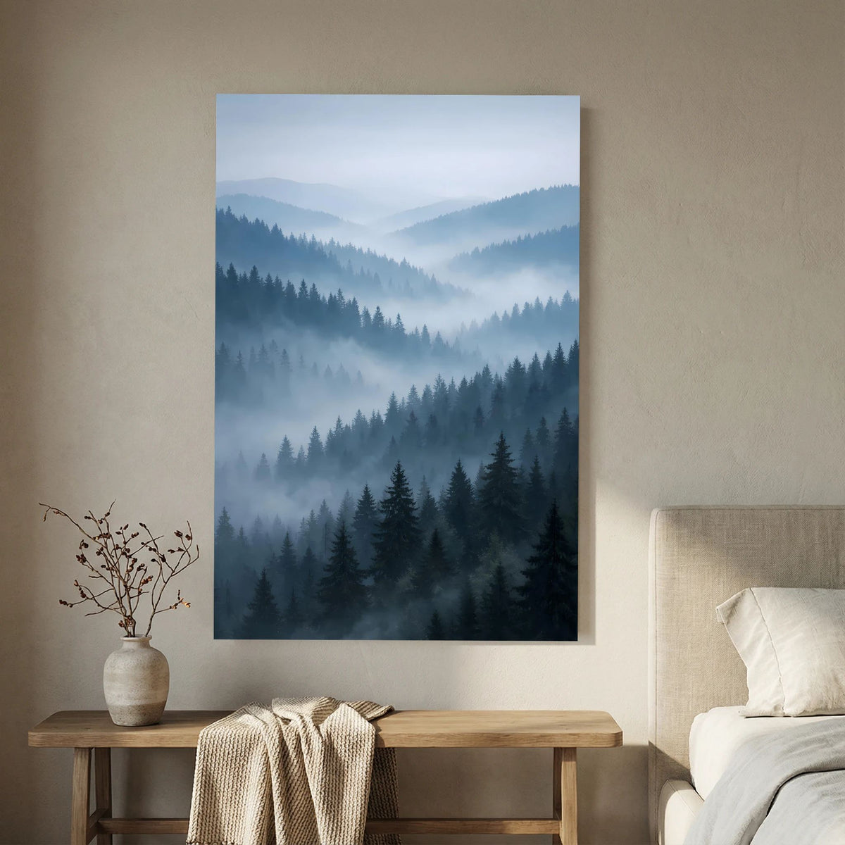 Hochformatiges Naturposter mit nebligen Tannen im blauen Bergtal.