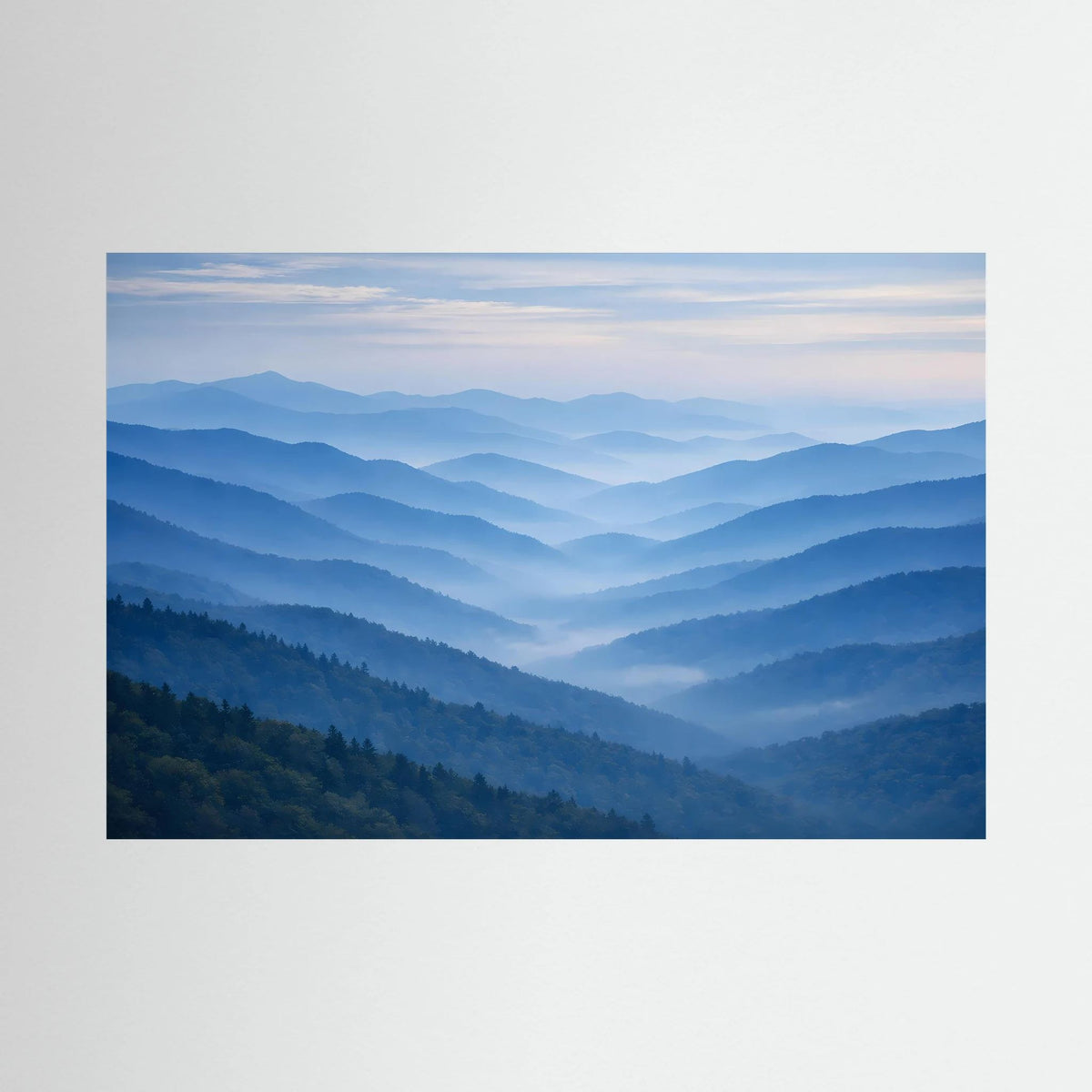 Wandbild im Querformat mit nebligem Bergpanorama in kühlen Blautönen
