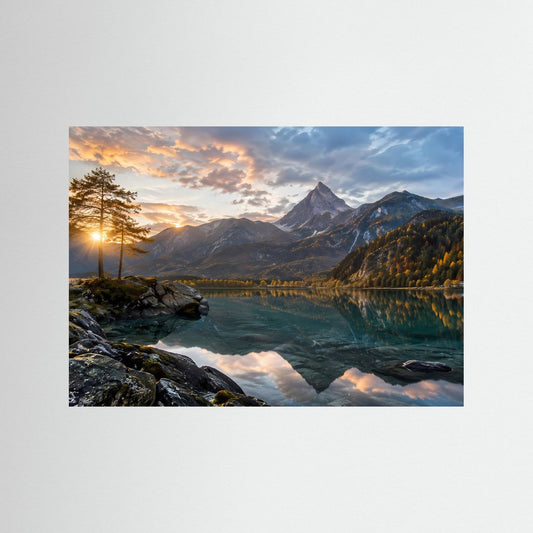 Poster im Querformat mit blauer Einfassung: Alpensee mit Spiegelung und Felsen.