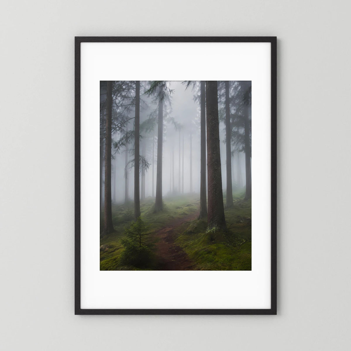 Gerahmtes Hochformat-Poster mit Nebelwald und Waldweg, schwarzer Rahmen