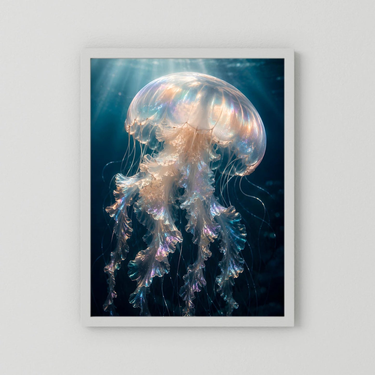 Kunstposter im Hochformat mit leuchtender Qualle, im weißen Rahmen