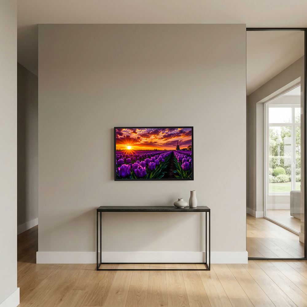Gerahmtes Poster mit violettem Tulpenfeld, Windmühle und Sonnenuntergang, schwarzer Rahmen