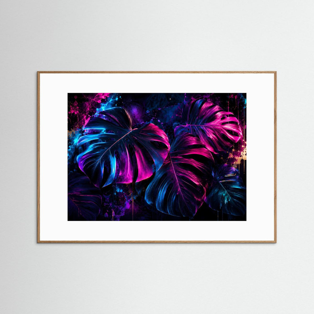 Wandbild mit Neon-Monstera-Blättern in Pink/Blau, im hellbraunem Holzrahmen mit weißem Rand