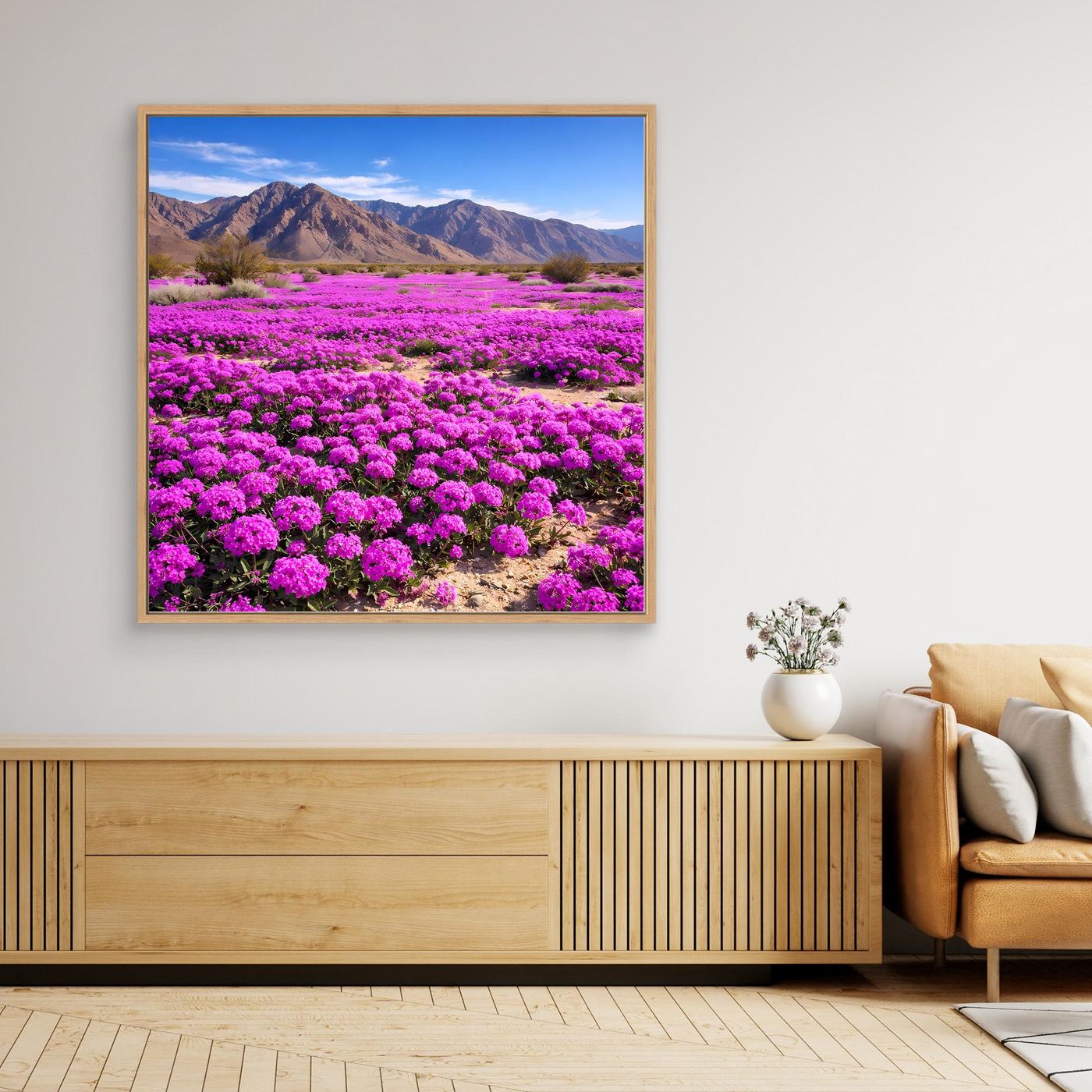 Leinwandbild mit violettem Blütenmeer in der Wüste, mit Holzrahmen und Bergen