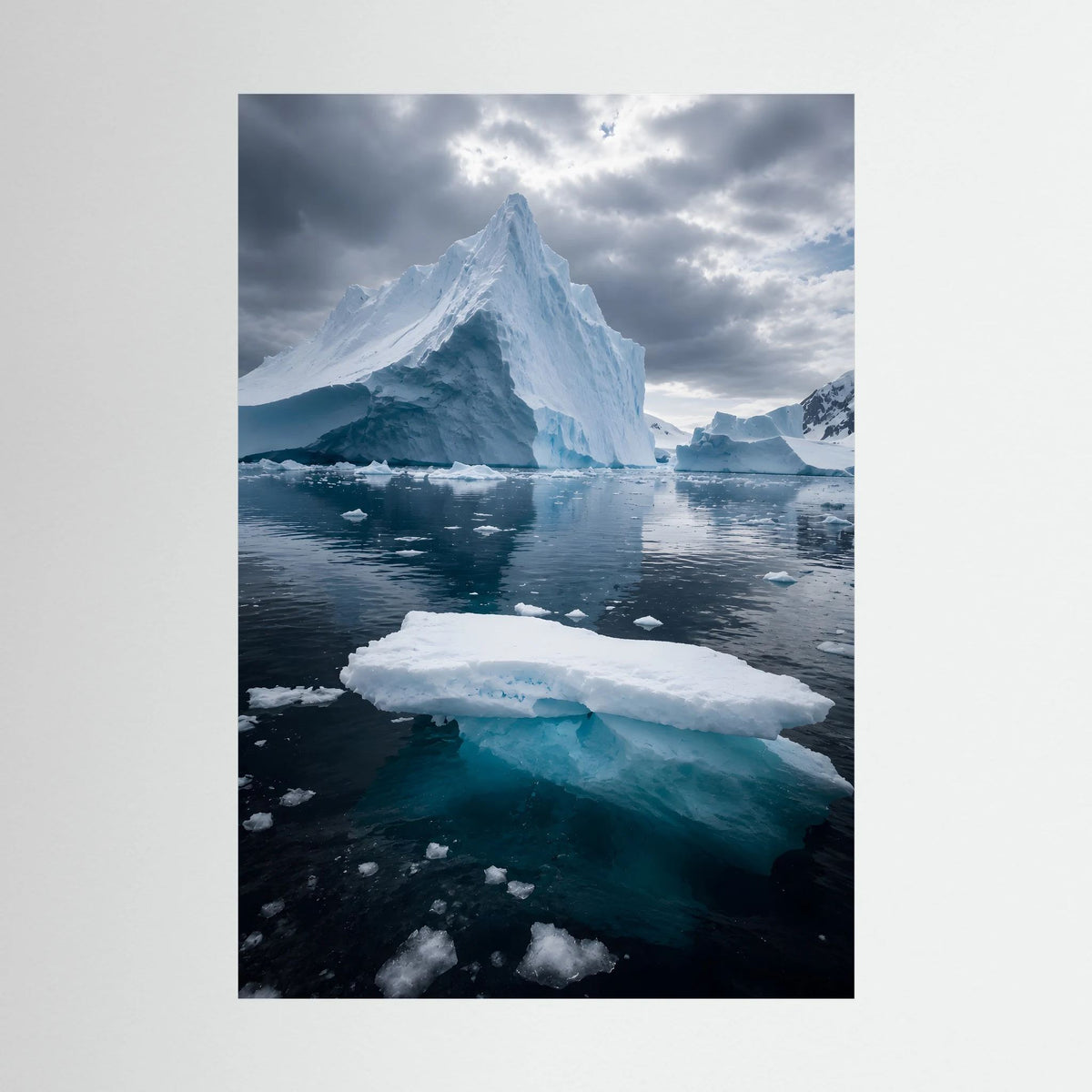 Hochformat-Poster mit Antarktis-Eisbergen, blaues Schmelzwasser und weißen Eisflächen