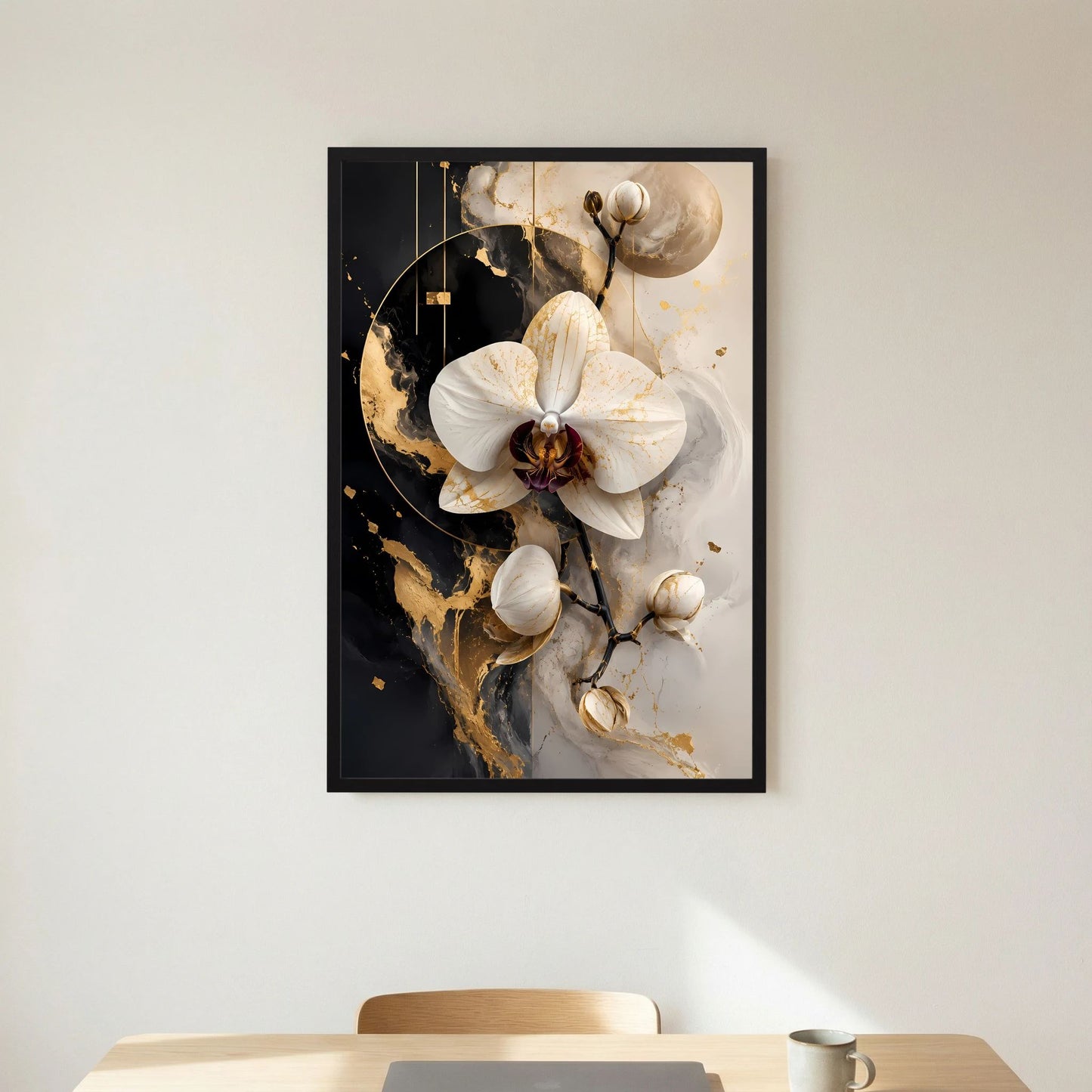 Hochformatiges Poster mit weißer Orchidee in Schwarz und Gold, schwarzer Rahmen.