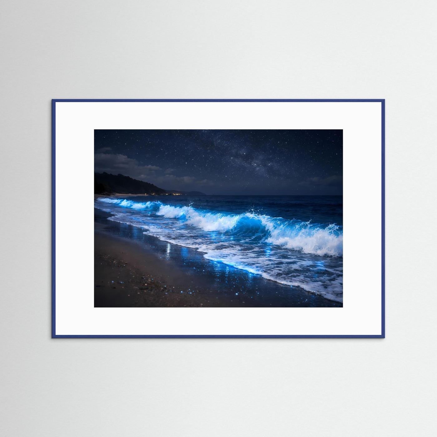Poster mit Nachtstrand und blau leuchtenden Wellen im blauen Rahmen, Querformat
