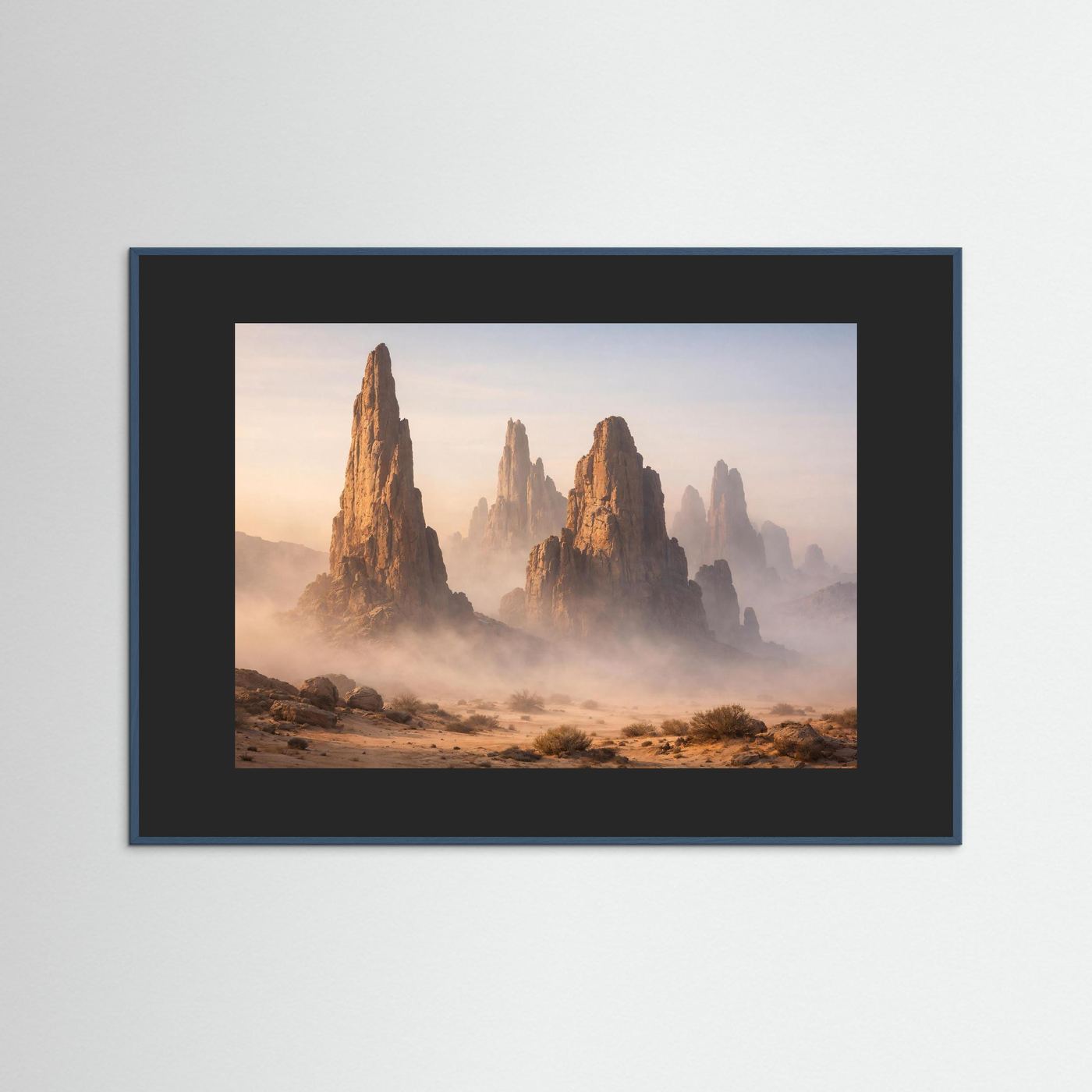Poster mit Wüstenfelsen im Nebel, schwarzer Holzrahmen