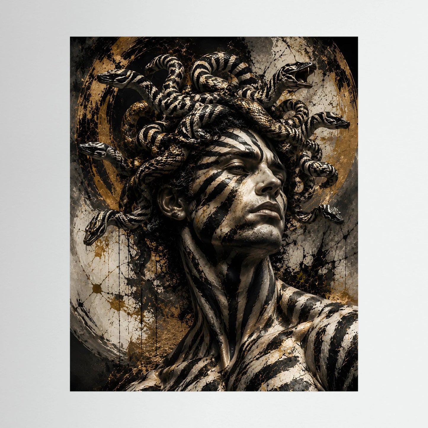 Dark-Fantasy-Poster mit Gorgonenkrieger-Porträt, Schwarz-Gold, Nahansicht