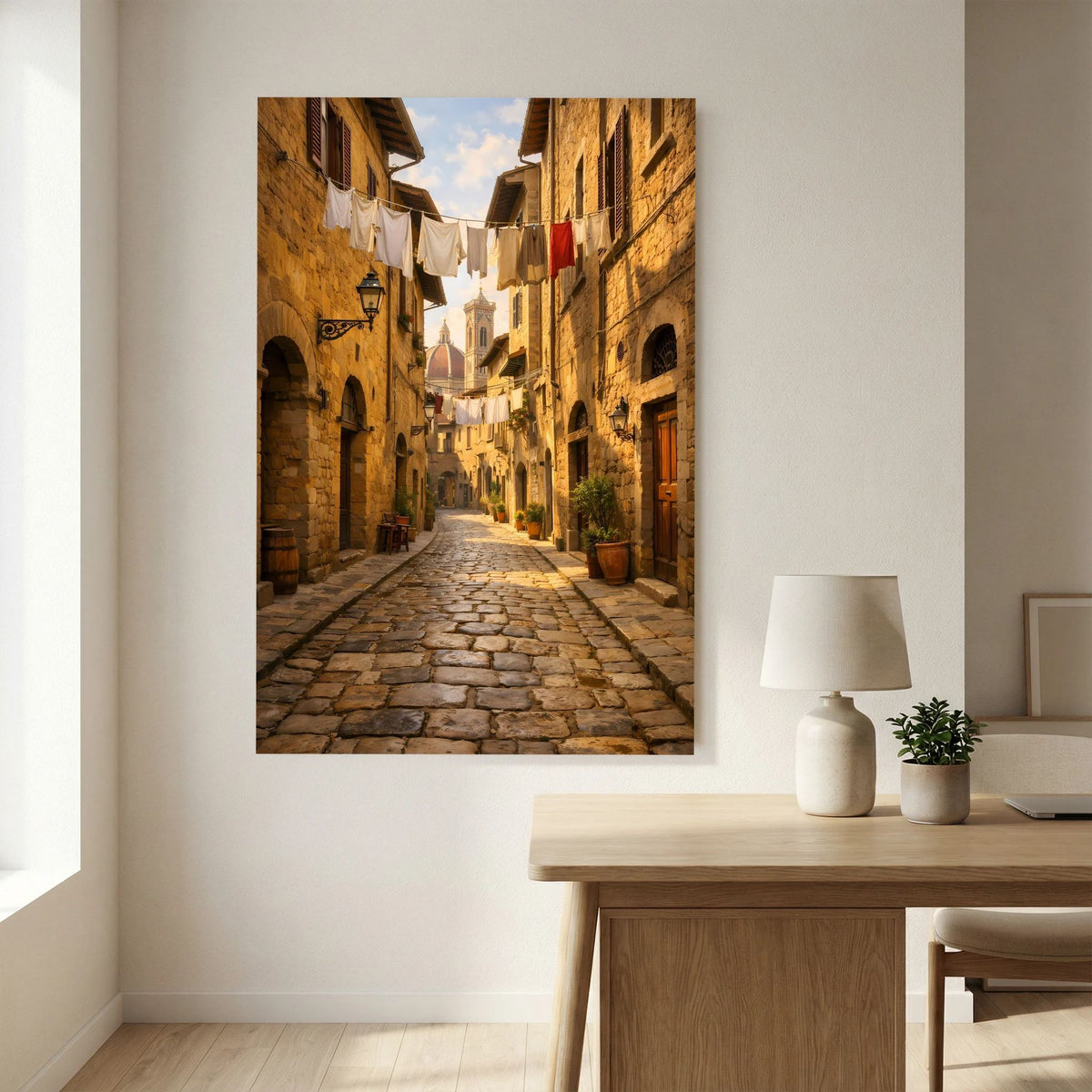 Hochformatiges Poster einer historischen Gasse mit Kopfsteinpflaster und Wäscheleinen