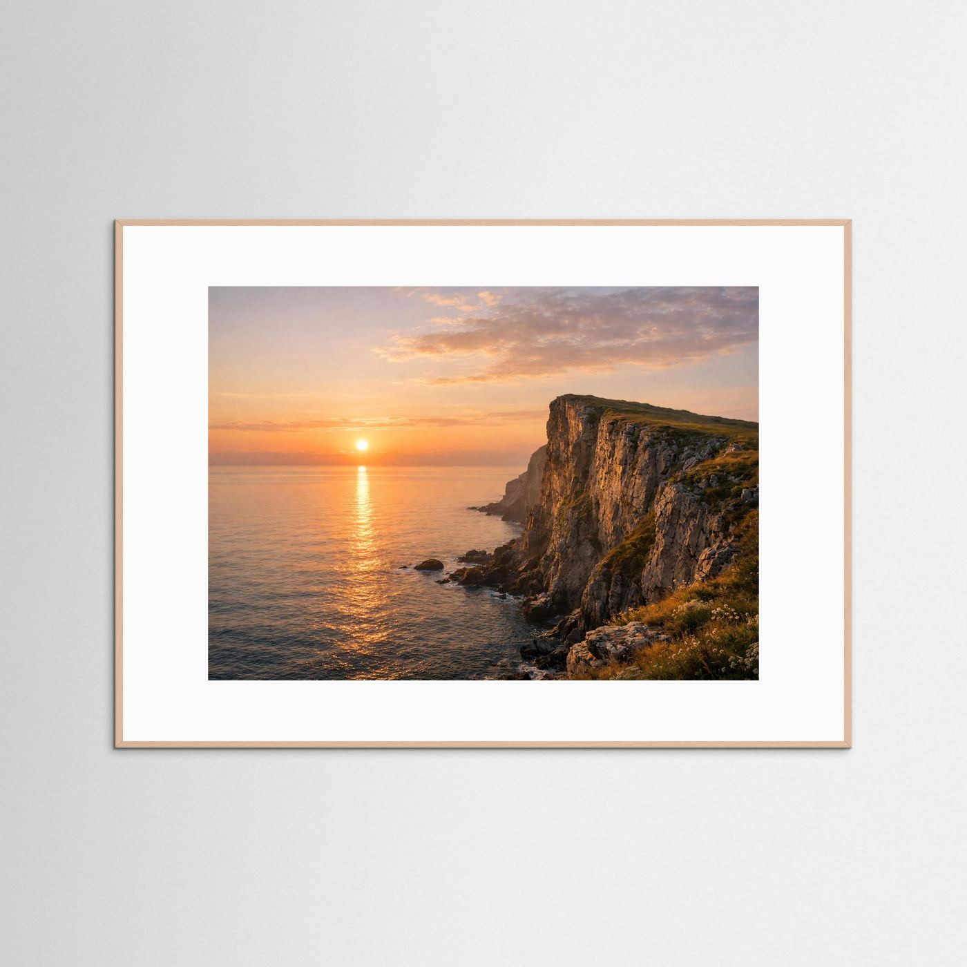 Poster im Querformat: Steilküste am Meer bei Sonnenuntergang, heller Holzrahmen
