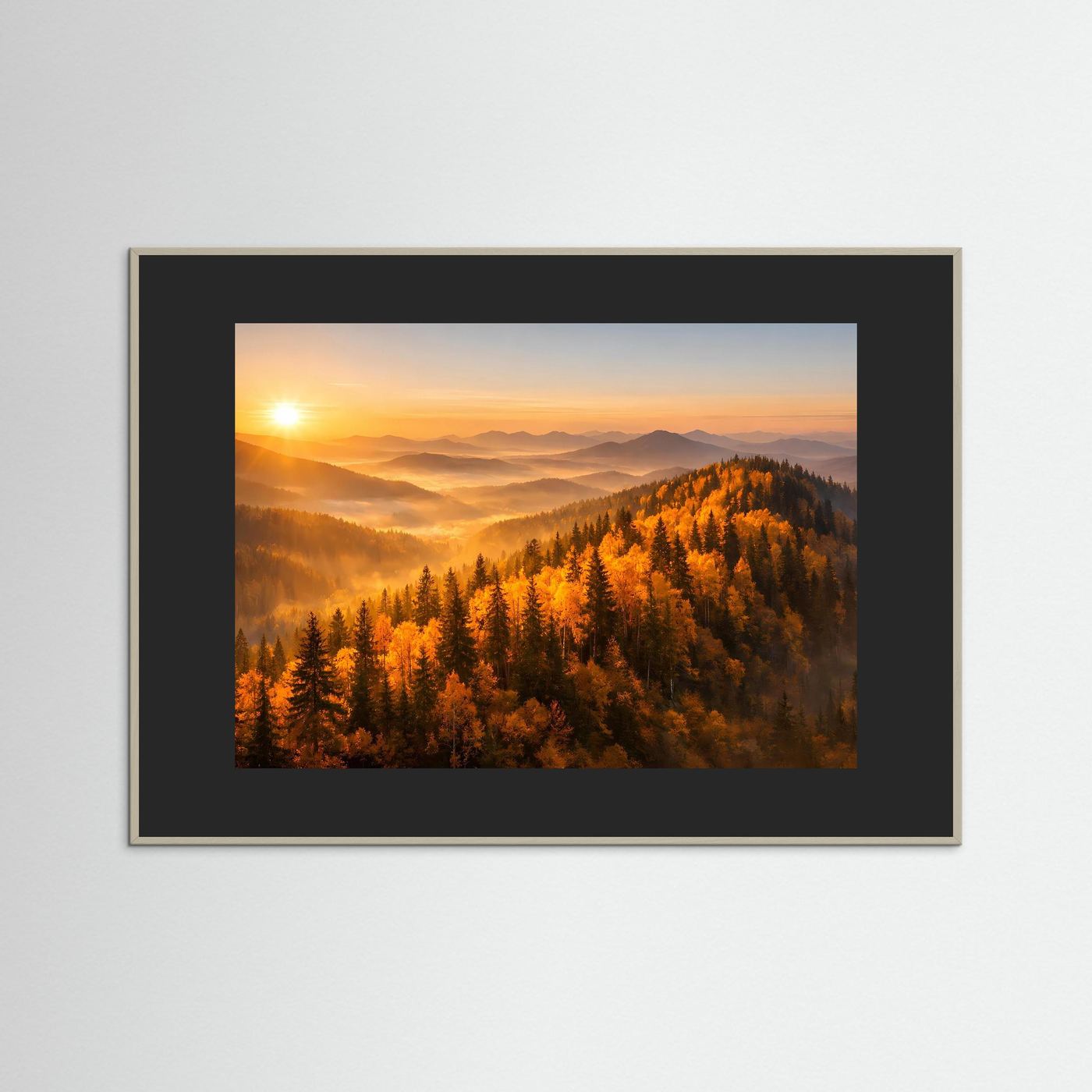 Wandbild: goldener Herbstwald mit Bergen und Sonnenaufgang, dunkler Holzrahmen